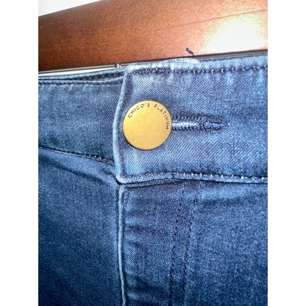 Chico’s Platinum Blue Denim Jeans Size 1.5 (10-M) - Picture 2 of 6